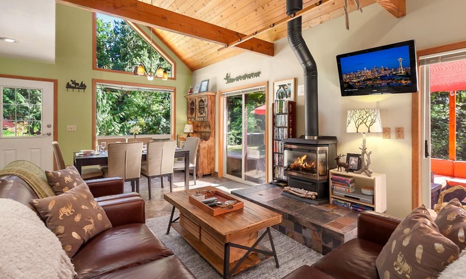 Glacier Cabin | Mt Baker "Eh" Frame! 6 Person Hot Tub! 3bd2bth! Wifi! King bed! EV charger!