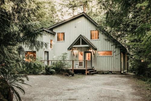 Glacier Ski Chalet | Mt Baker Rim Cabin 19 - Pet Friendly, WIFI, Hot Tub, Sleeps 10
