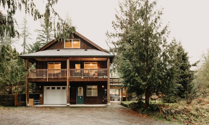 Glacier Cabin | Mt. Baker Rim Cabin #77 - Hot Tub - Wi-Fi - EVC - Pets Ok - Views
