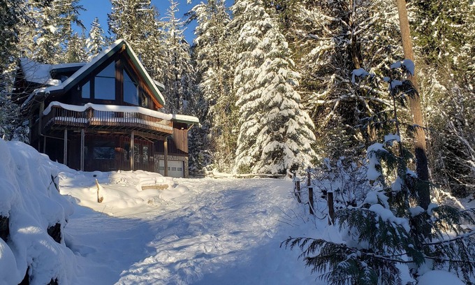 Glacier House | Mt Baker's Skyline sleeps 8, is pet friendly & includes a hot tub.