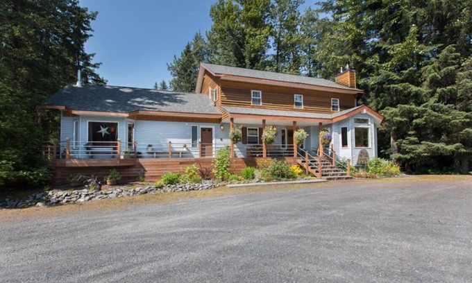 Bear Creek Apartment | Mt.Benson Suite at Bell In the Woods B&B (King/Queen/2xTwin/Bottom Flr) Max6ppl