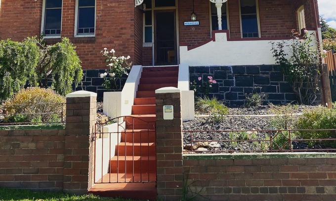 Goulburn House | ‘Mt Carmel’ Family Federation Home, A short stroll to town, Netflix
