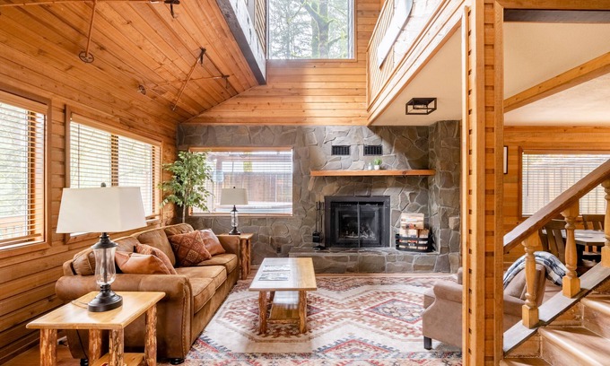 Zigzag Cabin | MT HOOD CABIN! Remodeled, 2500 sq ft, Sleeps 12!