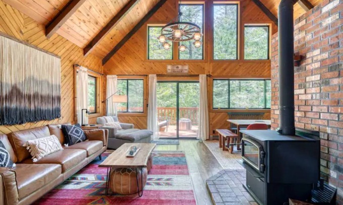 Rhododendron Cabin | Mt. Hood Retro Modern Cabin- Seasonal Stream, Deck, Fire Pit, & HotTub-Dogs π