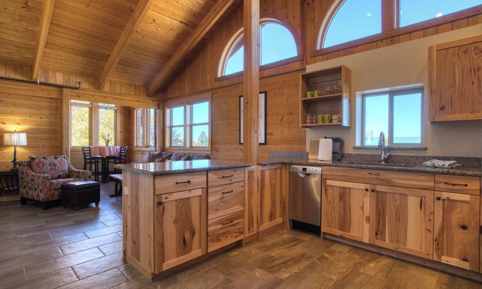 Joseph Condo | Mt. Joseph Lodge in Downtown Joseph: Unit #4