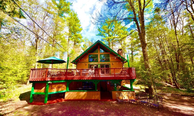 Pocono Pines Cabin | ⛰⛵️⛱Mt. Maplewood Lodge❤️Seasonal Specials ☆Poconos☆Cabin☆Hot⛷Tub☆Game Room☆