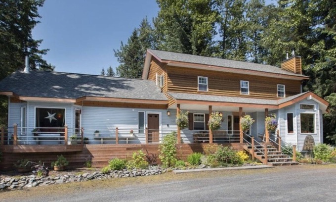 Bear Creek Bed & Breakfast | Mt. Marathon Room at Bell In the Woods B&B (King/2nd Floor) Max 2ppl