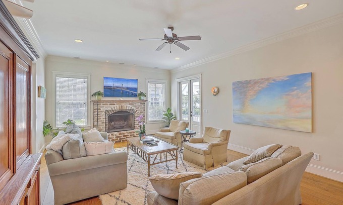 Mount Pleasant House | Mt Pleasant Treasure-Mins to the Beach