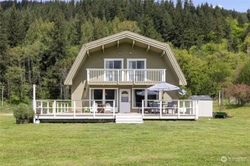 Ashford House | Mt Rainier!Best place to stay with family and friends! Sleeps10!4B 2B Home! Hottub!PondView!Paradise!