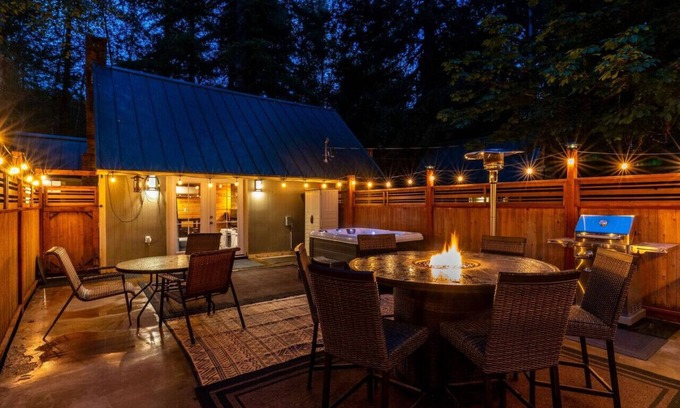 Paradise Estates Cabin | Mt Rainier Cottage, Large Patio, Hot Tub, Firepit!