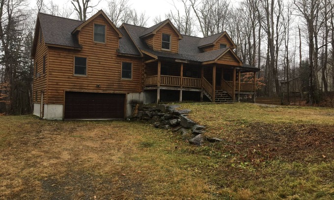 West Dover House | Mt. Snow Vermont SkiHouse - 0.5 miles from Slopes