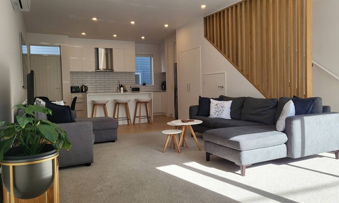 Wellington House | Mt Vic City Fringe w/free carparking