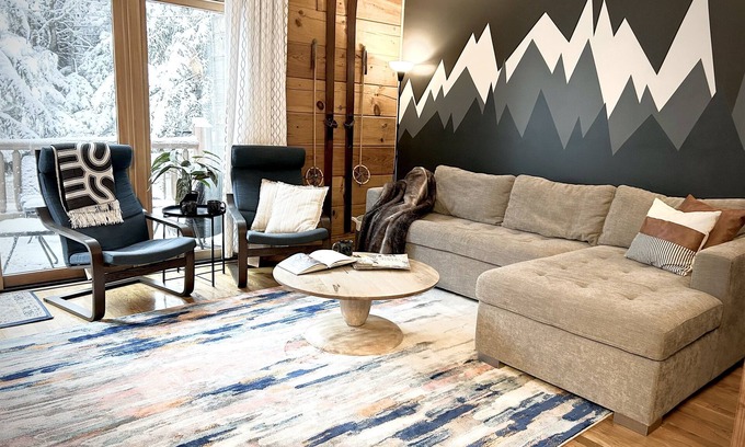 Snowshoe Cabin | Mtn Bike Szn Private Hot Tub King Bed Garage Wi-Fi