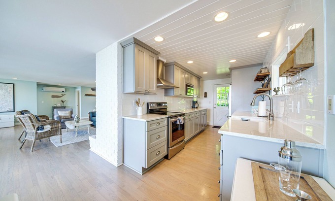 Camano Island Cottage | Mtn-view Camano Island Retreat Overlooking Beach