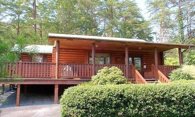 Gatlinburg - Pigeon Forge Cabin | Mtn.View from Hottub, A+ Location 2 Mi to PF.Pkwy,Not up Mtn,Private,SUPERCLEAN