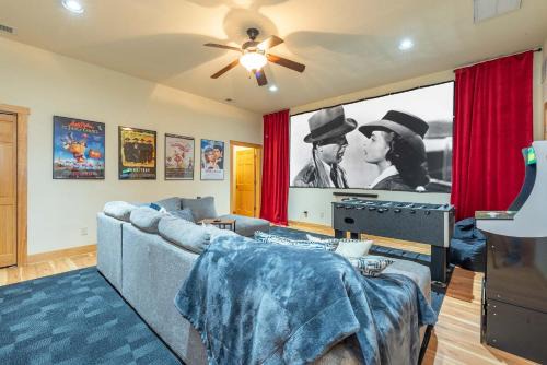 Wolf Laurel House | Mtn View I Hot Tub I Fire Pit I 5 Min to Hatley Pt