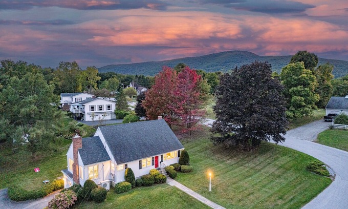 Bennington House | Mtn Views, 3 King Beds, Chef's Kitchen, Game Room