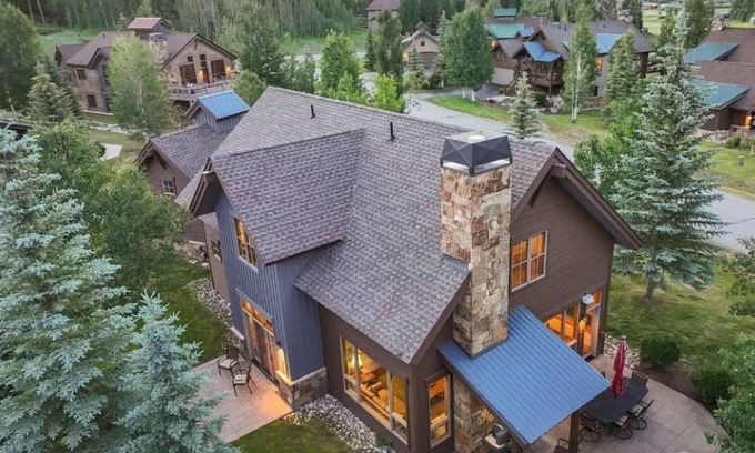 Three Peaks Ski Chalet | Mtn Views! Fire Pit, Dog Friendly, Ski, Hike, Play