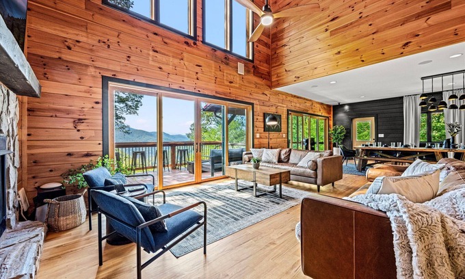 Maggie Valley House | Mtn Views, HotTub, Sauna, GameRm, Theater, Slps 23, Near Skiing & Polar Express