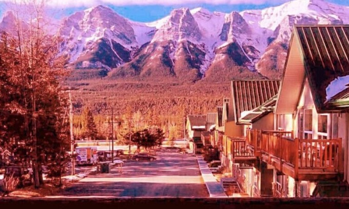Harvie Heights House | Mtview Banff Gate 2-Sty Townhouse (2BD/2BA/6 ppl)