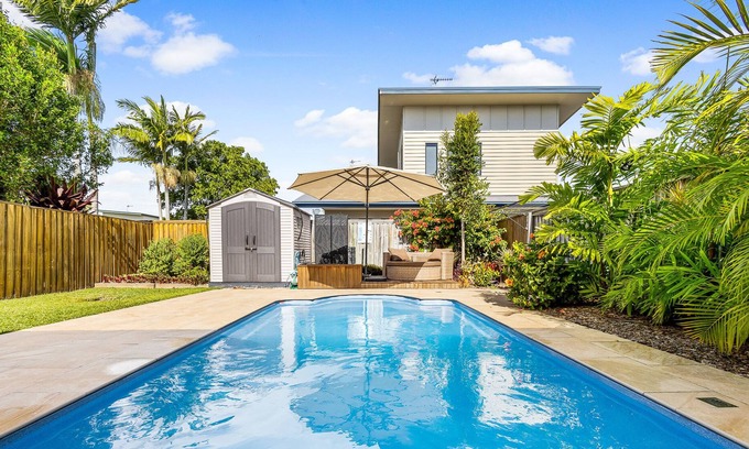 Mudjimba House | Mudjimba Blue - Stylish Pet Friendly Luxury