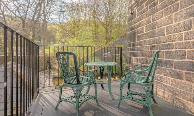 Todmorden House | Mulberry Boutique Stay – Canal-Side Near Hebden Bridge