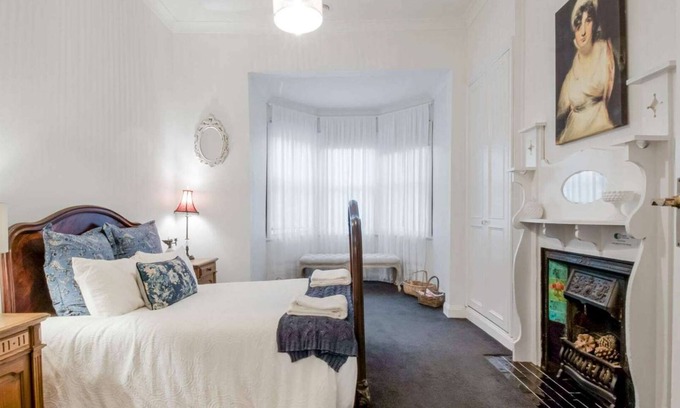 Turvey Park House | Mulberry Cottage - Elegant CBD Estate