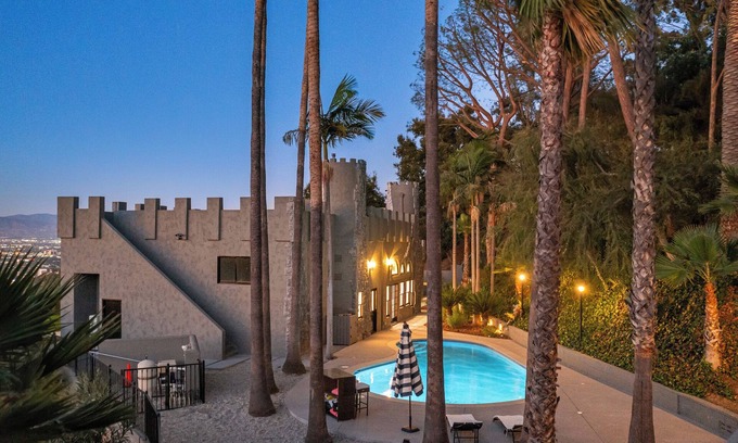 Los Angeles House | Mulholland Castle a Secluded Villa with City Views - Large yard - Gardens