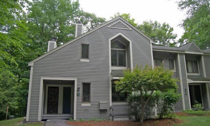 Lincoln House | Multi-level, spacious, AC/FP, wood view, deck, swim club. F1344 by LRS