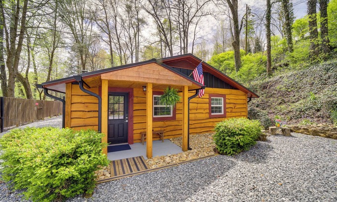 Brevard Cottage | Multi-unit Brevard Vacation Rental With Patio!