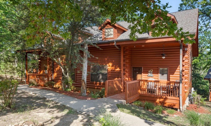 Branson Theater District Cabin | Multi-Unit Walk-in Cedar Log Cabin - Just off of Branson's 76 Country Blvd! Golf &Ticket Deals