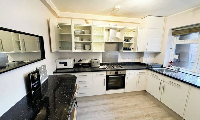 Fortune Green Apartment | Multiple beds in central London