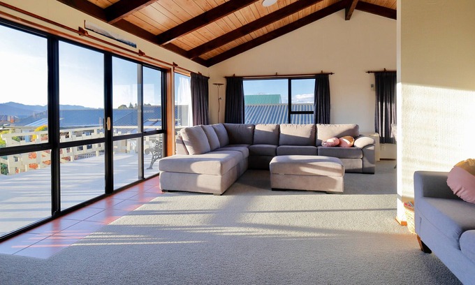 Te Anau Cottage | MURCHISON MOUNT VIEW - TE ANAU HOLIDAY HOME, with a garden in Te Anau