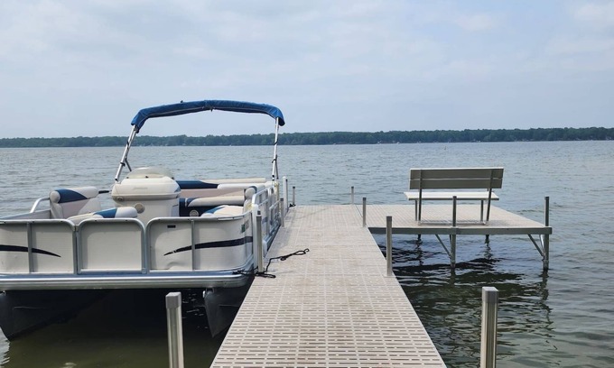 Briggsville House | Murphys Lakefront Jacuzzi Retreat 9 Miles-WI DELLS