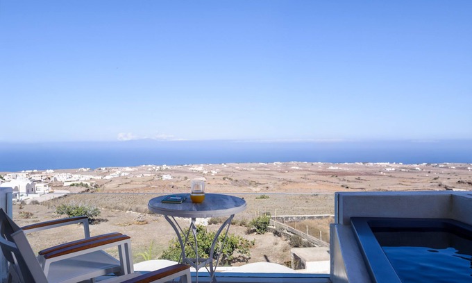 Oia Hotel | Muses Cycladic Suites - Sea View Loft with Outdoor Hot Tub