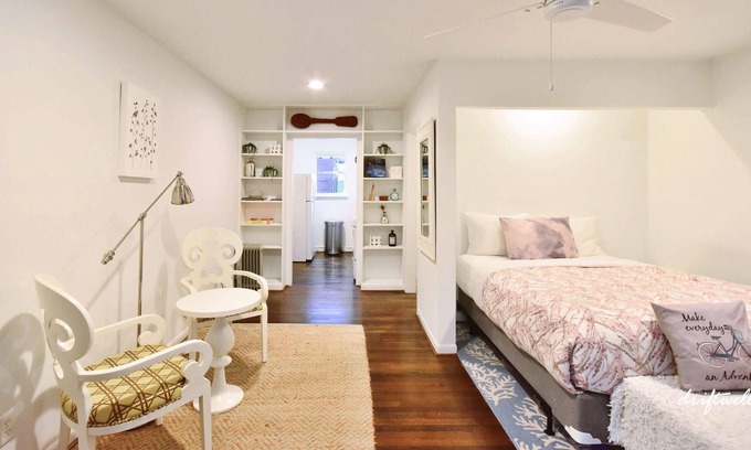 Boulevard Oaks Apartment | Museum District| Pool,Patio,WiFi,SmartTV,Park Spot