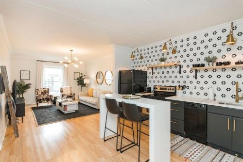 Nashville House | Music City Holiday 2 Bedroom 5 Beds POOL Parking