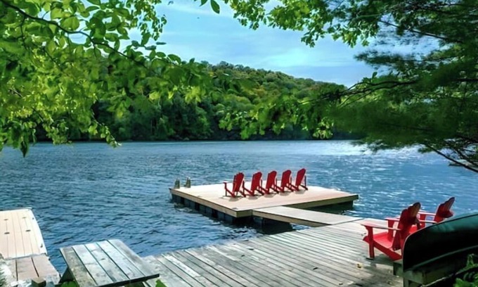 Algonquin Highlands Cottage | Muskoka Lakefront + Hot tub on the dock + fast WIFI + good cellular reception