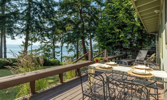 Freeland Cabin | Mutiny Bay Waterfront Cabin