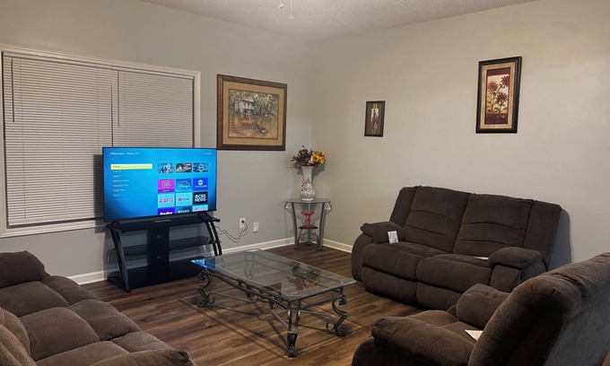 Riverdale House | My little castle nCharming 3-bedroom townhome in serene Riverdale with WiFi, AC