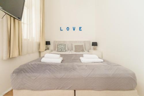 Nepszinhaz negyed Apartment | My Residence in Budapest