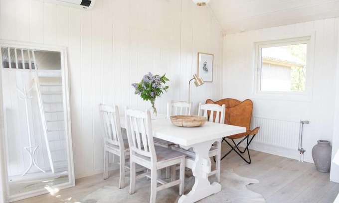 Skogstorp Apartment | Mysigt torp med havet som närmsta granne