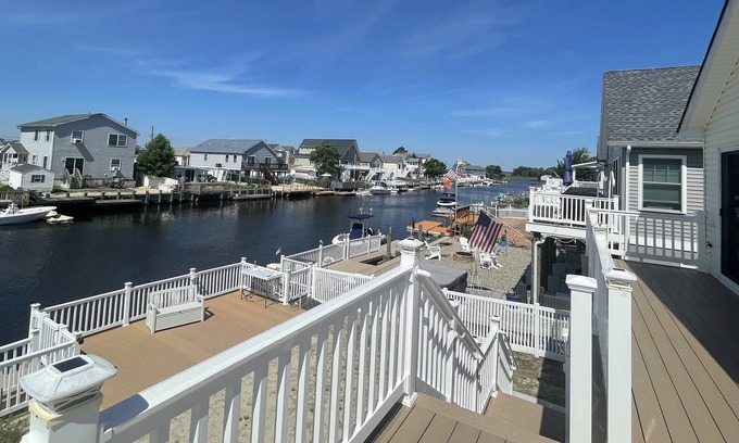 Mystic Island House | Mystic Island 3br 1.5ba paddle boards, water mat, floating dock & fun for all
