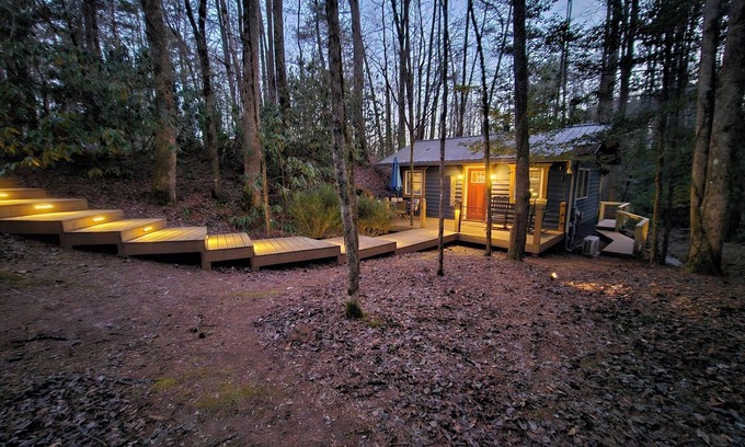 Sautee Nacoochee Cabin | Mystic Moonlight - Charming cabin with WiFi and AC in lovely Sautee Nacoochee