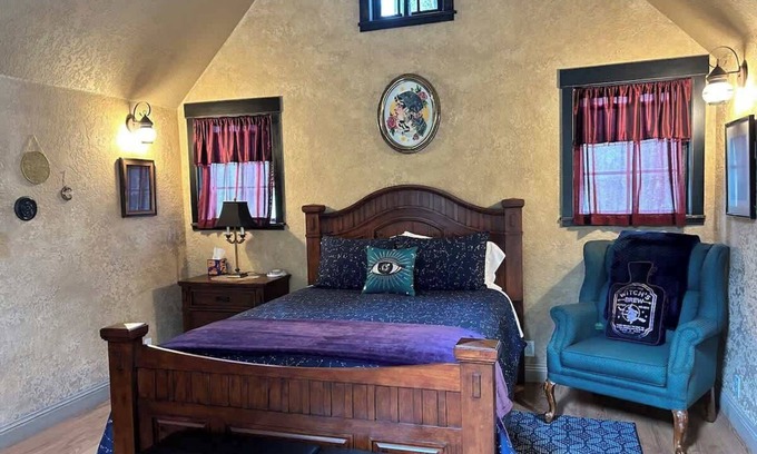 Selma House | Mystic’s Cottage Queen Cabin Soaking Tub Wi-Fi AC
