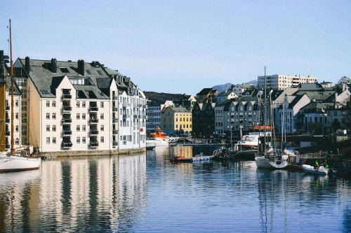 Arendal House | Nær Sentrum Stor, Privat og Koselig Rom