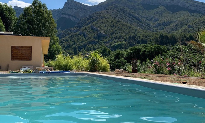 Roquevaire House | N Bottom of villa with heated pool near cassis