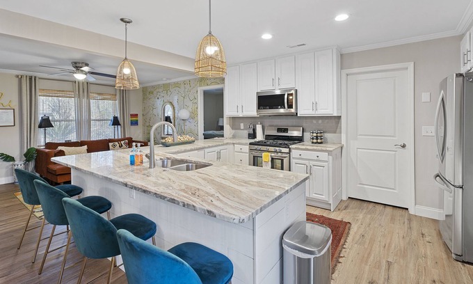 North Charleston House | N. Charleston Boho, Central, Fall Specials 17 Mls to King St, 10 mls Park circle