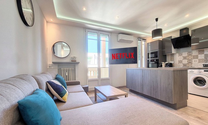 Centre Ville-Gare Apartment | N&J - PALAIS HISPANIA - Top floor - Central
