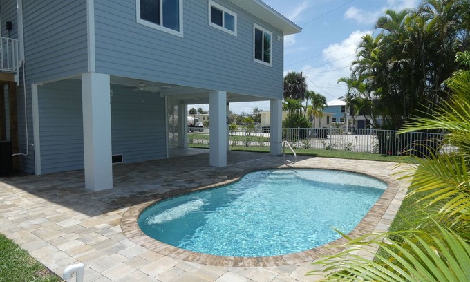 Mid Island House | n"Lazy Day" - Beach Paradise w/Pool, 2 min walk to beach!